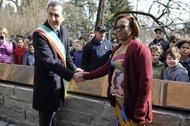 Christine Amisi with the Mayor of Milan in front of the plaque dedicated to Denis Mukwege