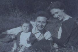 Valeria, with her parents Riccardo Ancona and Ester Foa in 1924