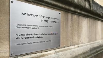 The plaque dedicated to the Righteous at the Synagogue of Milan
