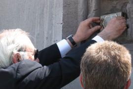 Pietro Kuciukian puts the plaque on the Wall of Remembrance