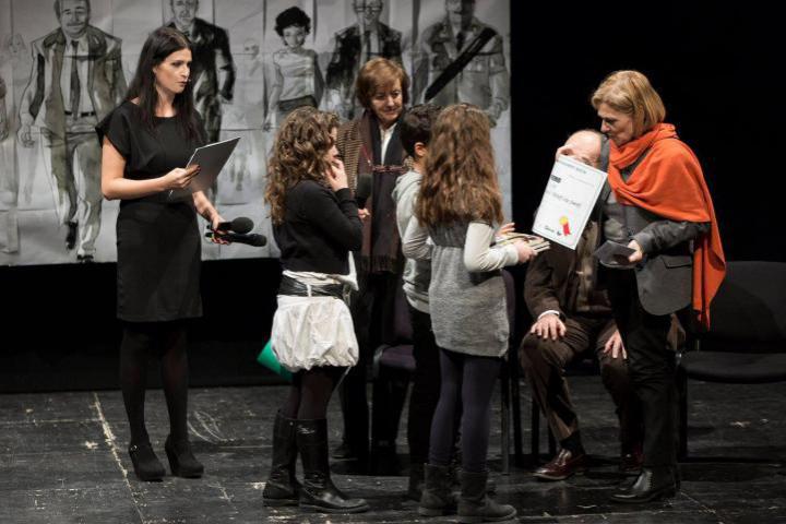 Franca Schiavon awards the pupils of the school of Pareto street