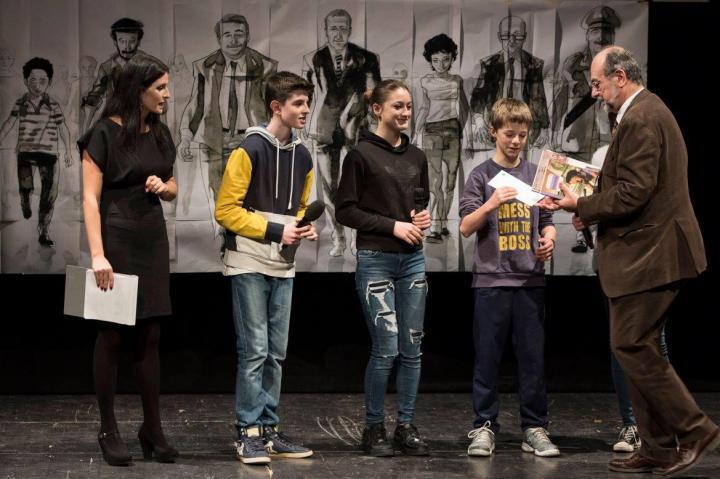 Giorgio Mortara awards the kids of via Linneo