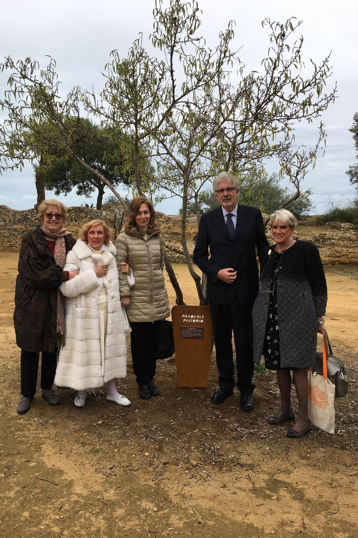 Ulianova Radice, Assunta Gallo, Honorary President of the Academy of Mediterranean Studies, Elena Pistorio, daughter of the Righteous, the Prefect of Agrigento Nicola Diomede, the journalist Maria Cecilia Sangiorgi with the plate dedicated to Pasquale Pis
