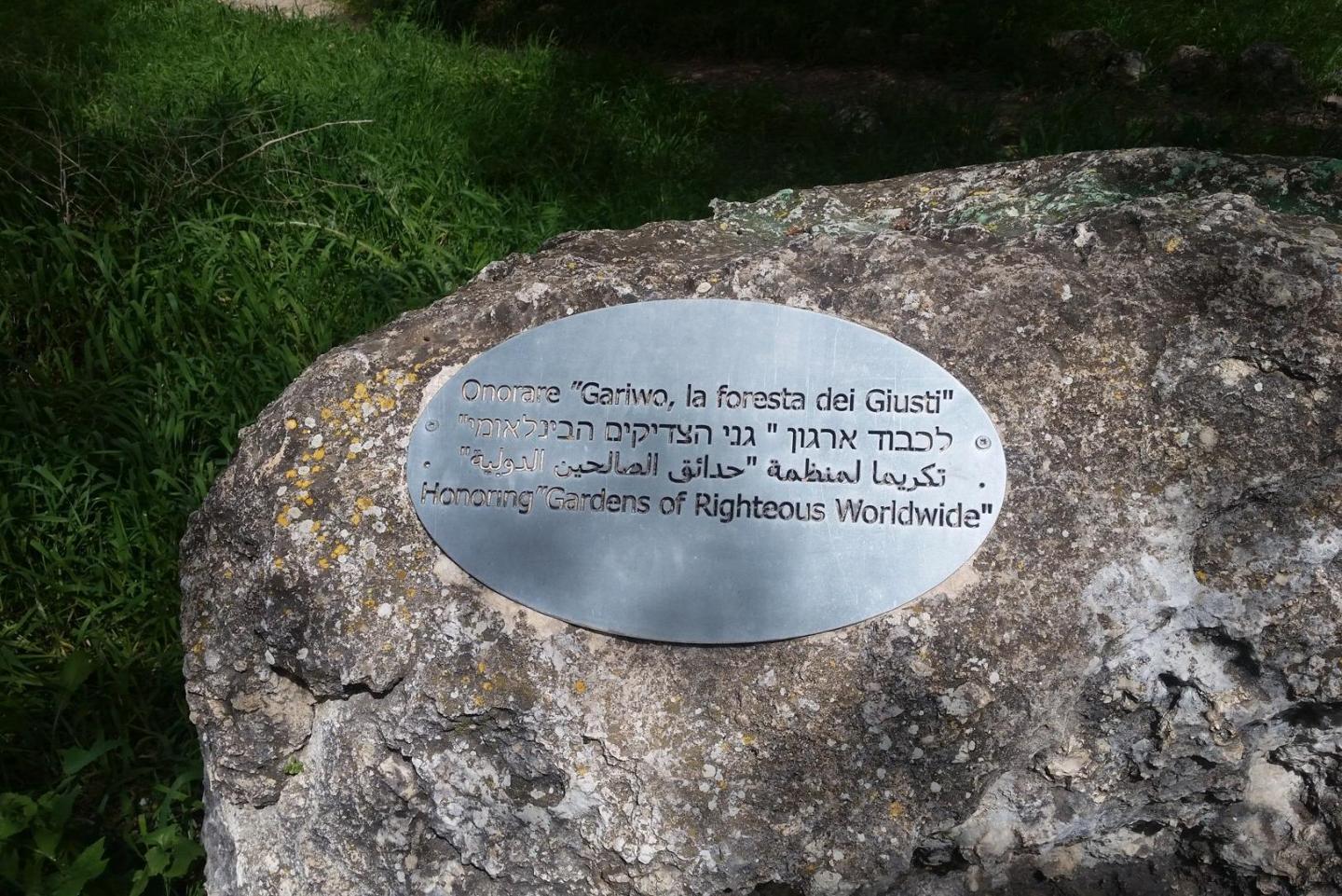the plaque dedicated to Gariwo