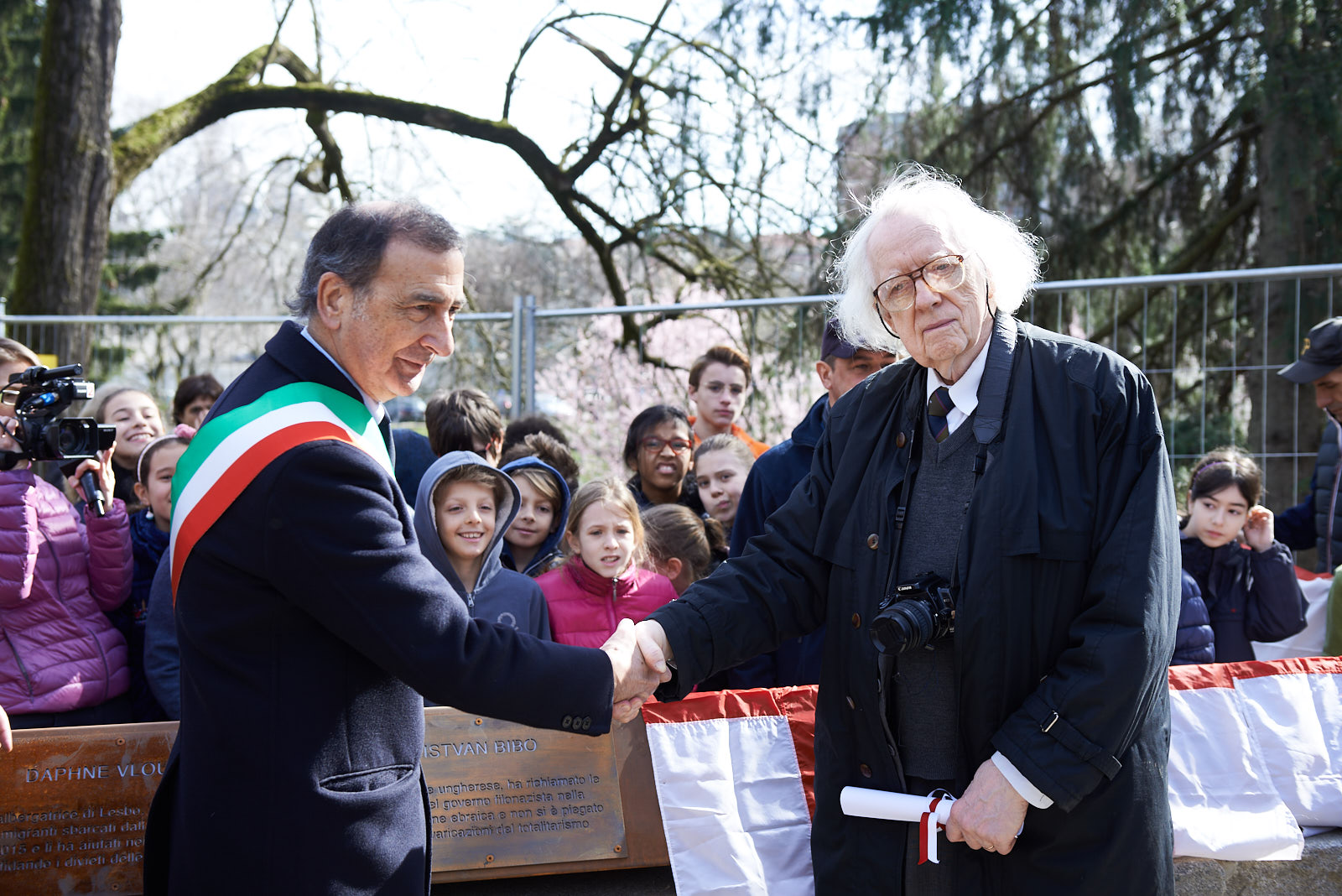 Istvan Bibo with Giuseppe Sala discovering the plaque dedicated to Bibo