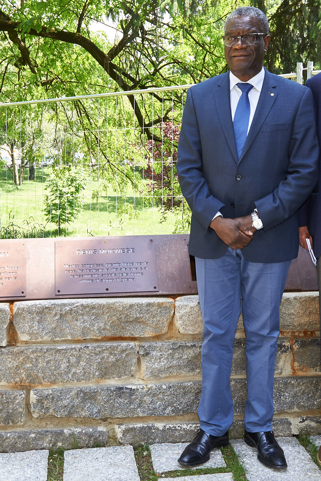 Dr. Mukwege with the plaque dedicated to him 