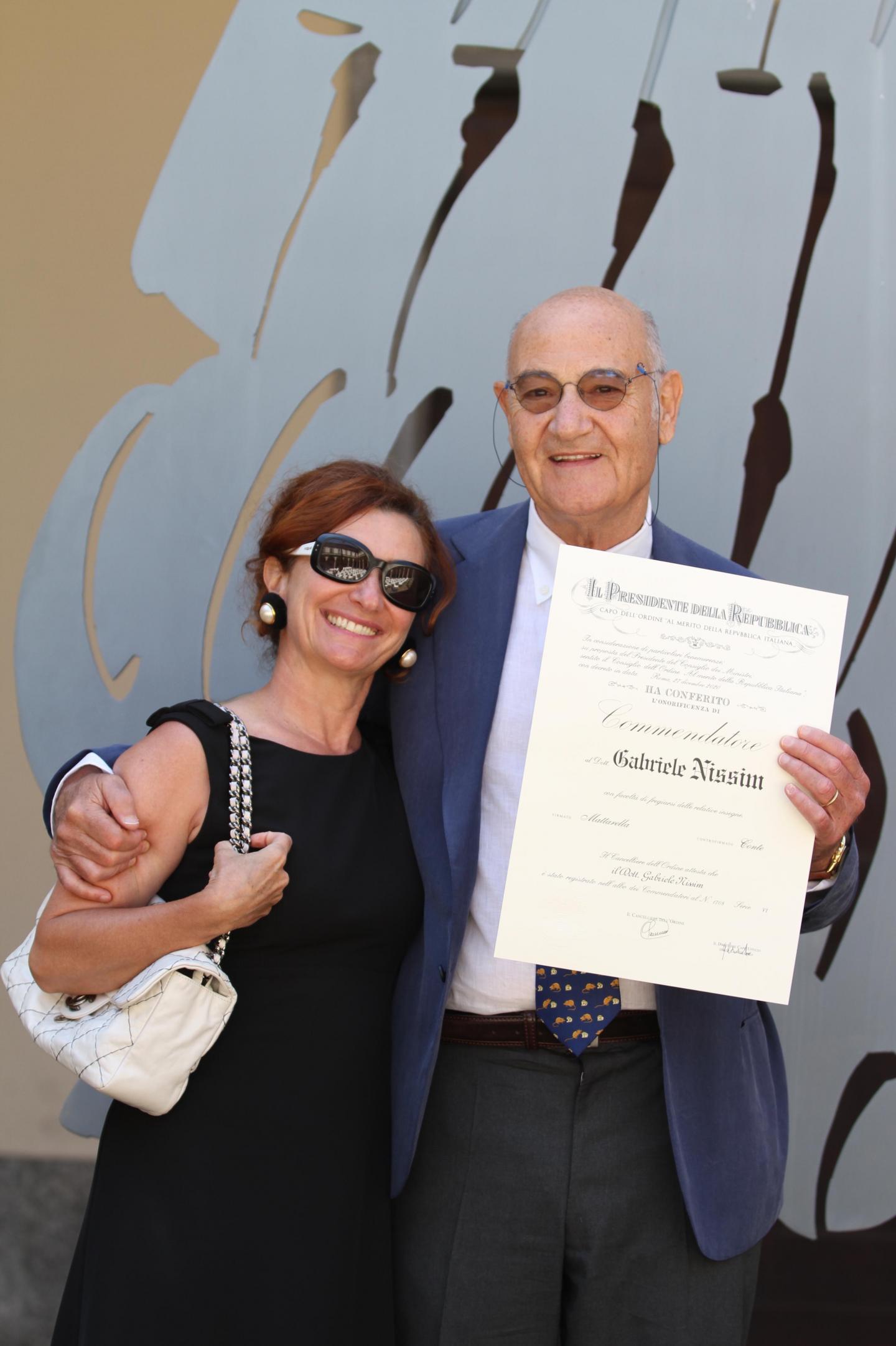Gabriele Nissim, here with his wife Santa Schinardi, shows the award