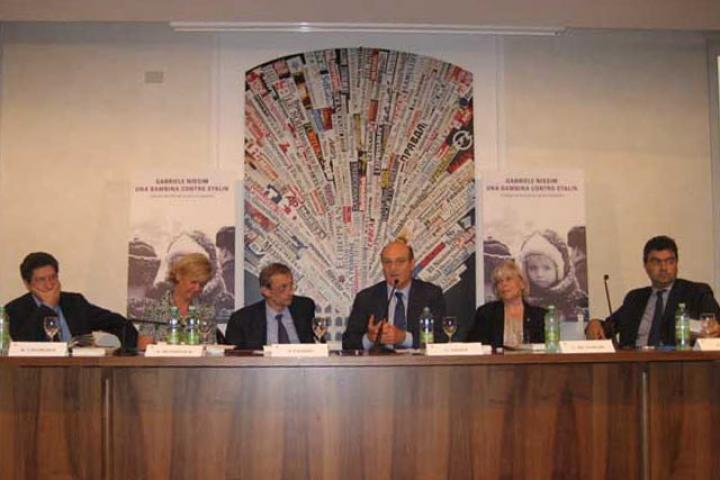 The intervention of Gabriele Nissim. To his left sits Fassino, Dundovich and Chiaberge, on the his right sits Luciana De Marchi e Fiano.