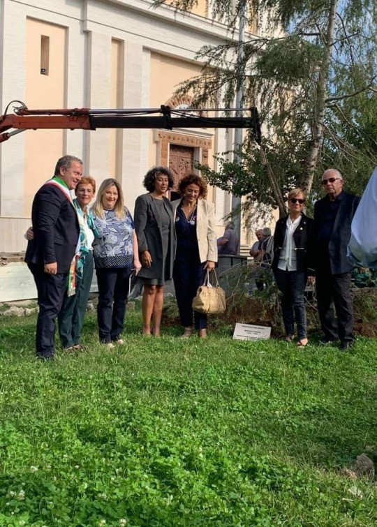 Group photo after the planting in Cisterna's Square