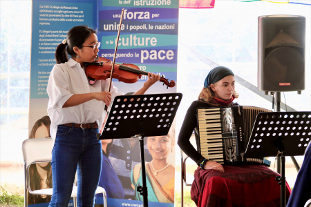 musical performance by the students Momoko and Doro, who played on the violin and the accordion respectively Freedom composed by Dorian Dionisi.